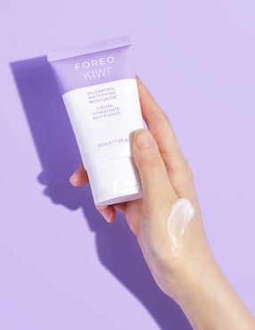 Crema facial recomendada para matificar e hidratar día Foreo Kiwi para piel grasa