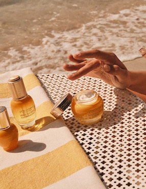 Crema facial recomendada para prevenir signos de la edad día y noche Loccitane Divine para piel normal