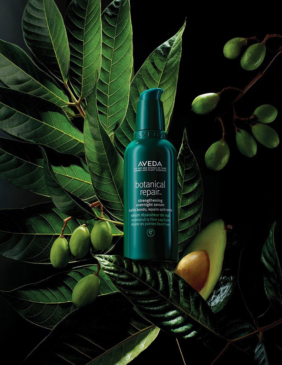 Sérum hidratante para cabello Intensivo Nocturno de la Colección Botanical Repair™ Strengthening Overnight de Aveda 8