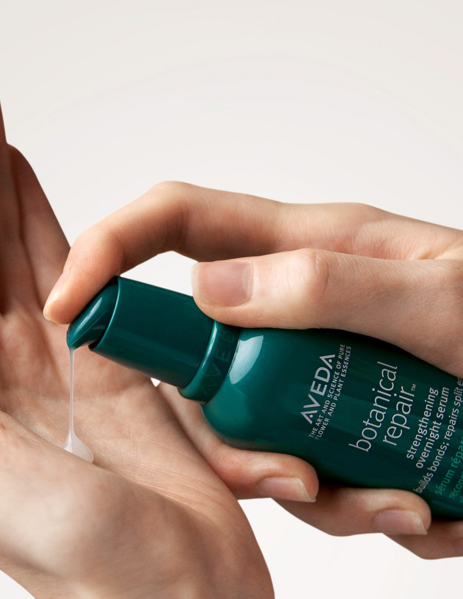 Sérum hidratante para cabello Intensivo Nocturno de la Colección Botanical Repair™ Strengthening Overnight de Aveda 5